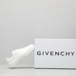 🌟  《顶级品质》
GⅣENCHY纪梵希魔术贴经典款 
专柜官网同步 市面最高版本 原版一比一复刻 四季潮鞋！纪凡希鞋子做工讲究 每一条走线都是按照原版样式 基本做到零瑕疵 媲美专柜 毫无压力 此款鞋即新潮又百搭！
▪️鞋面:进口摩术贴
▪️鞋面:进口头层牛皮
▪️垫脚:羊皮内里
▪️大底:原版TPU
▪️码数:女35一40 男39一44