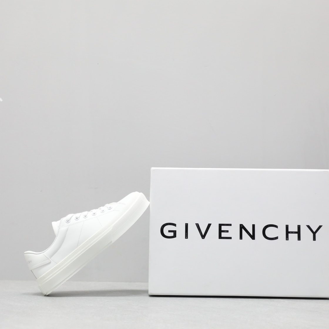 🌟  《顶级品质》
GⅣENCHY纪梵希魔术贴经典款 
专柜官网同步 市面最高版本 原版一比一复刻 四季潮鞋！纪凡希鞋子做工讲究 每一条走线都是按照原版样式 基本做到零瑕疵 媲美专柜 毫无压力 此款鞋即新潮又百搭！
▪️鞋面:进口摩术贴
▪️鞋面:进口头层牛皮
▪️垫脚:羊皮内里
▪️大底:原版TPU
▪️码数:女35一40 男39一44