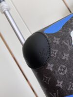 【独家实拍 黑花丝印拉杆箱】K608 全新 Horizon 拉杆箱以个性创意革新路易威登的传奇经典，为标志性 Monogram 帆布点缀旅行贴饰，追溯品牌传统行李箱的设计风尚。皮革边角保护和超大外置拉杆丰富智慧细节，打造优雅且实用的旅行伴侣。详细特征35.0 x 23×53cm（长×宽×高）
人工测量1-2cm误差 
【温馨提示❤此款无包装/不支持退换】 - Image 3
