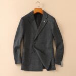 LP Nuoyoupianya's new men's wool suit jacket for autumn and winter 2025 is made of top-notch ready to wear clothing with high standards. It is custom-made in Italy with wool fabric, which has a delicate and soft touch. The upper body is firm and stylish, with a natural and comfortable texture. The continuity of the fabric is excellent, and the upper body effect is superb, making it suitable for any body shape. The overall brand is decorated with Thousand Bird Grid craftsmanship, exuding a strong sense of luxury. The design of two buttons, atmospheric and perfect ready to wear cut, stands out in terms of styling effect, and is a must-have for urban early autumn casual matching. Size: M-4XL slim fit 178 135 L slim fit maximum weight 190 pounds