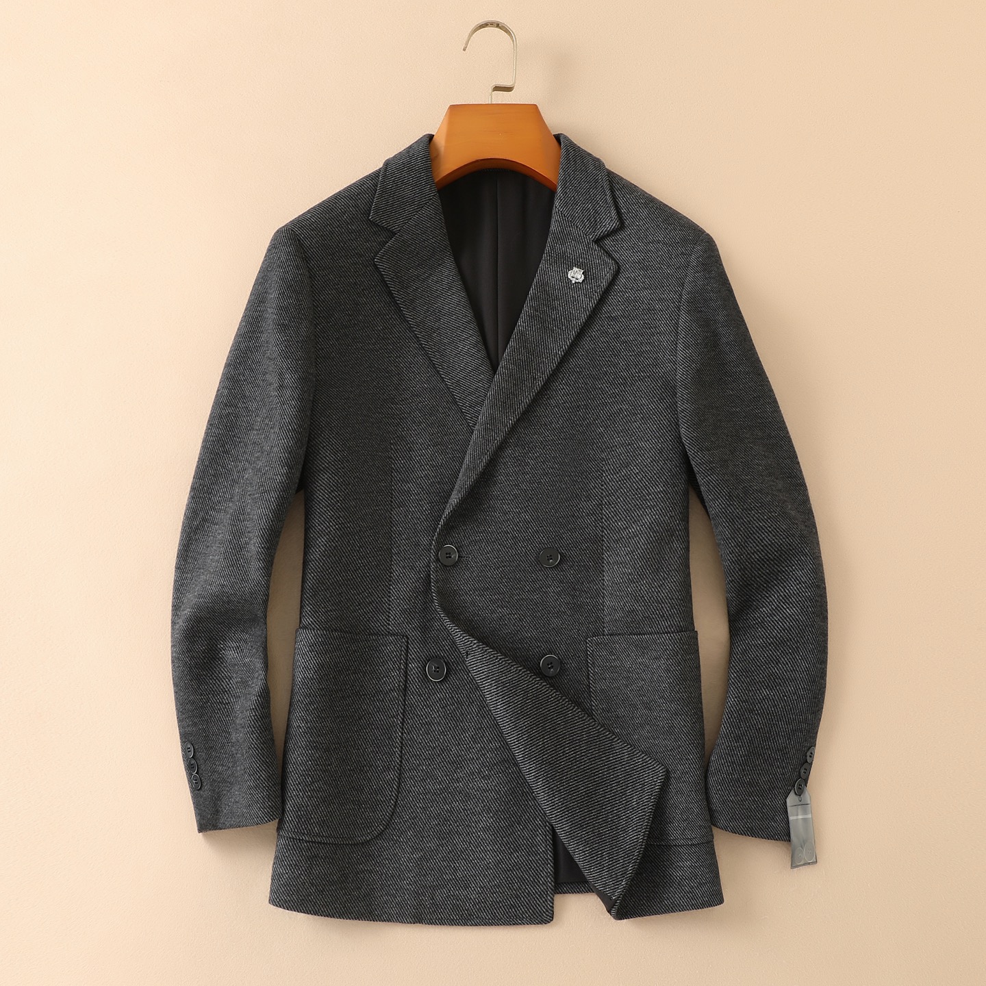 LP Nuoyoupianya's new men's wool suit jacket for autumn and winter 2025 is made of top-notch ready to wear clothing with high standards. It is custom-made in Italy with wool fabric, which has a delicate and soft touch. The upper body is firm and stylish, with a natural and comfortable texture. The continuity of the fabric is excellent, and the upper body effect is superb, making it suitable for any body shape. The overall brand is decorated with Thousand Bird Grid craftsmanship, exuding a strong sense of luxury. The design of two buttons, atmospheric and perfect ready to wear cut, stands out in terms of styling effect, and is a must-have for urban early autumn casual matching. Size: M-4XL slim fit 178 135 L slim fit maximum weight 190 pounds
