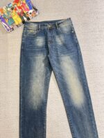 【Armani Jeans | Classic Denim, Embossed with Luxury DNA】 When streetwear meets haute couture, a pair of jeans can become a badge of status.
Deconstructing the language of denim with centuries-old craftsmanship, we infuse every inch of fabric with a modern attitude and luxurious details, making everyday wear a silent declaration of taste.
✨ A pair of jeans is an attitude, and even more so, a legacy.
It's not just a wardrobe essential, but also an interpretation of the brand's spirit—
"From suitcases to jeans, we have always defined the boundaries of luxury with the ultimate craftsmanship."
Sizes: 28-42 - Image 2