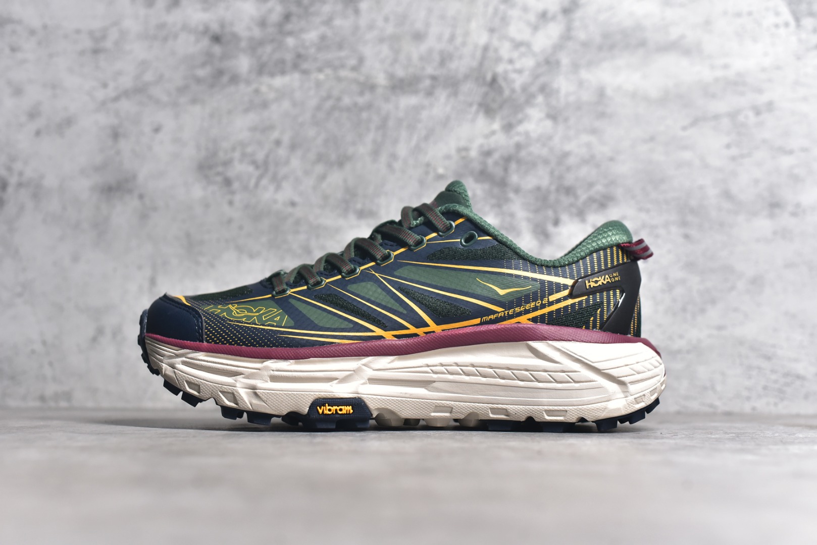 #HOKA ONE ONE Mafate Speed 2
低帮专业越野跑步鞋 实拍首发👏
相较于前几代Mafate包裹感更好
跟Speedgoat(快速羚羊)系列比起来更加舒适
鞋底防滑性能在下坡的石板台阶和原始路面都有很好的表现
HOKA血统属性厚底设计 在快速下坡时起到缓震保护作用
减少重力给予脚踝、膝部、髋关节等处带来的冲击力
官方货号: 1126851DX
尺码: 36 37 37.5 38 38.5 39.5 40 40.5 41.5 42 42.5 43 44 44.5 45