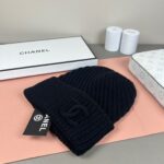 💰Chanel官网品质香奈儿秋冬网红时尚博主推荐款针织帽，藏着不动声色的高级感，每一处线条都透着利落大方，简约而不简单，大方且不失格调，处处细节都彰显着高端品味，时尚感在克制中愈发耐人寻味。 - Image 3