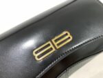 BOX皮
XX翻盖腋下包
Balenciaga这只XX Bag是Balenciaga美包家族最新成员，它的名字以代表亲密的缩写“XX”来命名，简直是情人节必入手的应景包包💖非常流畅的线条和皮革与金属logo的搭配外，XX Bag可随意调节的包带也是让我一眼爱上并入手的原因。将两条背带拼接变成斜挎背包；把背带缩到最短拎在手里，又是俏皮精致都市复古调调；单根背带的最长档位恰好能让XX Bag变身时髦火热的腋下包。型号695645XX尺寸:27x15.5x4.8配原厂盒 - Image 6