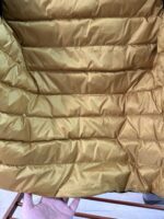 🉐 Arcteryx始祖鸟 Cerium Vest 纯色刺绣Logo字母 羽绒马甲 黑金

内里不是羽绒直接白送！
填充RDS认证850蓬欧洲白鹅绒，暖重比卓越，搭配易潮湿部位的Coreloft™合成 insulation，干冷湿冷环境均能持续保暖。 外层采用15D再生抗撕裂尼龙，整体轻盈可压缩，收纳后小于葡萄柚，随带随用。纯色基底搭配立体刺绣Logo，针脚工整清晰，品牌辨识度高。立体剪裁设计无活动束缚，可作为户外中层保暖件，也能当城市通勤叠穿单品，适配春秋冬三季穿搭需求。配备YKK防水拉链、可调抽绳下摆。

现货尺码：M、L、XL、XXL 。（可穿100-200斤 报身高体重安排合适尺码） - Image 7