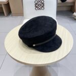 Lv路易威登秋冬款时尚个性保暖鹿茸皮显瘦平顶帽子女网红皮带磨毛鸭舌帽减龄 - Image 3