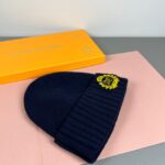 配防尘袋
路易威登LOUIS VUITTON🎩官方热卖爆款，羊毛针织毛线帽，时尚好品质高端大气，超柔软！超火爆💖质感很赞，出街超好搭配！时尚潮流！秋冬必备单品，快快入手哦！ - Image 4