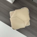 L⊚℮w℮新款🆕迷你🌟双色🌟亮面牛皮革Puzzle Fold 手袋从品牌经典手袋系列的几何线条汲取灵感🆕以富含几何建筑美感的镶片重新诠释,能完全折叠，可谓旅行良伴🖤品牌运用创意巧思打造柔软轻盈的手袋，搭配低调雅致的 LOEWE 品牌标志。此迷你版本双色版本采用亮面牛皮革打造、可肩背、斜背或手提 可拆卸可调整肩带 绒面革衬里L⊚℮w℮烫金。
size:16.5*9.5*20CM
型号：052322（配全套包装） - Image 8