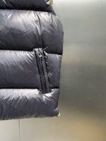 蒙口 moncler 🌟
大标马甲两色合拍图 Moner盟可睐 早秋新品 Lipsi男士羽绒马甲，演绎Moner经典设计，是换季衣橱的必需单品。采用轻盈的功能性lon laque面料制成，撞色衬里尽显活力。
款号：大标马甲

尺码：12345
颜色：米白 黑色 - Image 6