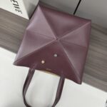 L⊚℮w℮新款🆕小号 亮面牛皮革 Puzzle Fold Tote采用标志性包袋的标志性几何线条，并通过图形和建筑面板重新设计它们 使包完全可以折叠平整，饰有低调的 L⊚℮w℮品牌标志，🉑️肩背或手提 绒面革衬里L⊚℮w℮烫金。
size:25.5*14.5*31.5CＭ
型号：052316A - Image 5