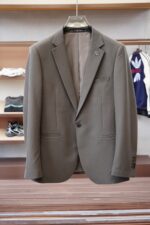 Gucci Gucci/25SS autumn and winter new suit suit suit 🫑🫑 Two piece trendy and fashionable suit, a must-have item for business elite wardrobes, men's formal wear, fashionable and trendy wear, brand classic logo logo logo super generous, classic styles will be released every quarter! Wearing the pattern is really great, strongly recommended!Sharp and ergonomic tailoring, with a tall and handsome upper body, simple and elegant. Comfortable and slim fit, showcasing a gentlemanly demeanor at a glance. Made from carefully selected suit fabrics, including 20% wool, 18% viscose, 58% polyester, and 4% spandex, the fabric feels soft and delicate, with good luster and elasticity. The waist is made of sheepskin and leather, and is adorned with Louis Vuitton's soul logo embossed with letters! The silhouette and waist cinching add more comfort to the dressing of stylish men, making them look slim yet handsome!Used for making high-end professional and business formal suits, renowned worldwide for its classic and solemn design style. A high-end business casual suit set that requires high craftsmanship, takes a long time to make, and can be worn all year round!The fabric is flat, with a smooth and full texture, and a firm appearance. It is made of high-quality cotton wool material, and the quality of the material is visible when tied tightly.Regarding details: The high-end suit is cut with a modern feel, combining traditional cutting art with modern production techniques. It adopts fully imported automatic cutting pieces, with almost zero error in each piece of fabric, and then hand sewn by top tailors to ensure the fit and beauty of every part. The front two layers are saved, and according to the principles of ergonomics, it is slim fitting but not tight fitting. The elastic of the cow tendons on both sides of the waistband of the trousers can be adjusted! Not wearing tight waists!Classic collar design, classic style without conservatism, simple and elegant. The lining of the collar is made of pure handmade tribute needles, and we insist on hand sewing handicrafts, all of which are from the hands of experienced craftsmen. The quotation is based on the labor and time consumption per meter, and each stitch is rigorous and excellent, without any burrs or stitches on both sides. Handcrafted sleeves, hand nail buckles, hand calibration, and handmade threading can be seen everywhere, delicate and smooth, effectively reducing static electricity in autumn and winter, creating a high sense of unity on the surface and inside. It is worth buying for any man, as it can boost your face in various formal occasions!Color: Black【 Size 】: 46-56 - Image 2