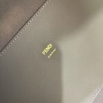 灰色
小号全新size shine tote 
FÉŃĎI TOTE 托特包“阳光手提袋”
简单字母LOGO设计，琥珀色双手柄是整个包包最大焦点，单拧着就很有气场，也不勒手，小号还配有一条宽肩带，整体复古感超强，非常适合喜欢复古风的时髦精，硬货力推💥 
2801
尺寸35x17x31cm#15940 - Image 5
