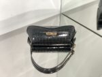 鳄鱼纹皮
XX翻盖腋下包
Balenciaga这只XX Bag是Balenciaga美包家族最新成员，它的名字以代表亲密的缩写“XX”来命名，简直是情人节必入手的应景包包💖非常流畅的线条和皮革与金属logo的搭配外，XX Bag可随意调节的包带也是让我一眼爱上并入手的原因。将两条背带拼接变成斜挎背包；把背带缩到最短拎在手里，又是俏皮精致都市复古调调；单根背带的最长档位恰好能让XX Bag变身时髦火热的腋下包。型号695645XX尺寸:27x15.5x4.8配原厂盒 - Image 4