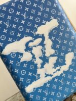 GF4343FB
独家实拍 蓝天白云拉杆箱】全新 Horizon 拉杆箱以个性创意革新路易威登的传奇经典，为标志性 Monogram 帆布点缀旅行贴饰，追溯品牌传统行李箱的设计风尚。皮革边角保护和超大外置拉杆丰富智慧细节，打造优雅且实用的旅行伴侣。详细特征35.0 x 23×53cm（长×宽×高）人工测量1-2cm误差 
【温馨提示❤️此款无包装/不支持退换】 - Image 2
