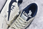 ▪🐼权威实拍💯#SJ37860
新货🚀#Travis Scott x Fragment Design x Air Jordan 1 Low OG SP AJ1 耐克联名 灰深蓝鬼脸 低帮文化休闲板鞋 LD2025-009
#多方联名合作融合了Travis Scott 独特的音乐风格，藤原浩个性的设计风格以及Jordan品牌的经典元素 使其成为一双具有独特身份和价值的鞋子 清新而立体的外观加上联名标识更突出了其独特身份 这种配色方案显示出活力和时尚感 在视觉上引人注目  鞋身的质感和细腻的细节处理使其显得高端而格调十足  这款“倒钩”联名是设计与创意完美结合  融合多方的个性风格是一款备受瞩目的潮流鞋款
尺码：36 36.5 37.5 38 38.5 39 40 40.5 41 42 42.5 43 44 44.5 45 9.E5 - Image 9