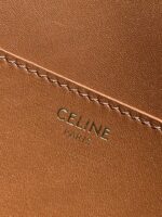 Celine赛琳 凯旋门21新款老花帆布马鞍锁扣手拿腋下包，包身采用的是一种特殊老花PVC面料，质感非常好，满印TRIOMPHE CANVAS标志印花，老花颜色很经典，越看越耐看，满满的复古风，加上棕色时下流行的长短牛皮革双包带的搭配设计，超级复古，小巧精致，可肩带和手提，简单又大气。包身防水耐磨，质感绝佳，不用担心刮伤。设计非常用心，一包多用，让人爱不释手，翻盖配以装饰性锁扣，按扣开合设计，织物拼皮面料衬里，无隔层，有一个内侧扁平口袋，别看着包小小的，容量很可观，能轻松容纳所有型号的手机和日常出门刚需，而且包身非常轻便，上身舒适又时髦，可以很休闲也可以很正式，搭配性很强。适合任何年龄的女生，凹造型简直太上镜了，简直爱不释手，女神必备款！尺寸：18X8X5cm 编号：#63933850 - Image 9