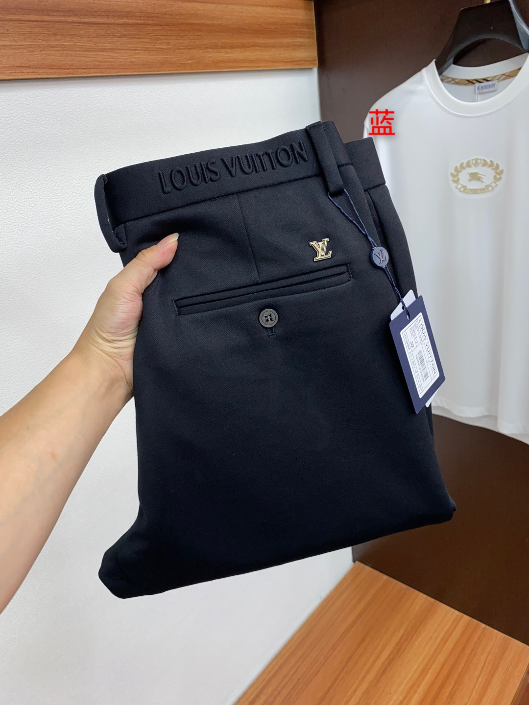 The 1V Louis Vuitton 2025SS early autumn new item is a must-have type for men's suits and casual pants every season. It is an unquestionable hot selling flagship item that matches the best color combinations of the four seasons. The overall style continues the tone of SLP, incorporating various craftsmanship aesthetics throughout the body. The washed and aged look is natural, creating an unrestrained and personalized style! In terms of details, it is extremely outstanding and meticulously crafted. The entire body is made of customer supplied metal chains, which effectively demonstrates the brand identity! The heavyweight denim fabric imported from Japan has excellent washing and is impeccable! Perfect silhouette and cuttingSize 29/30/31/32/33/34/35/36/38/40/