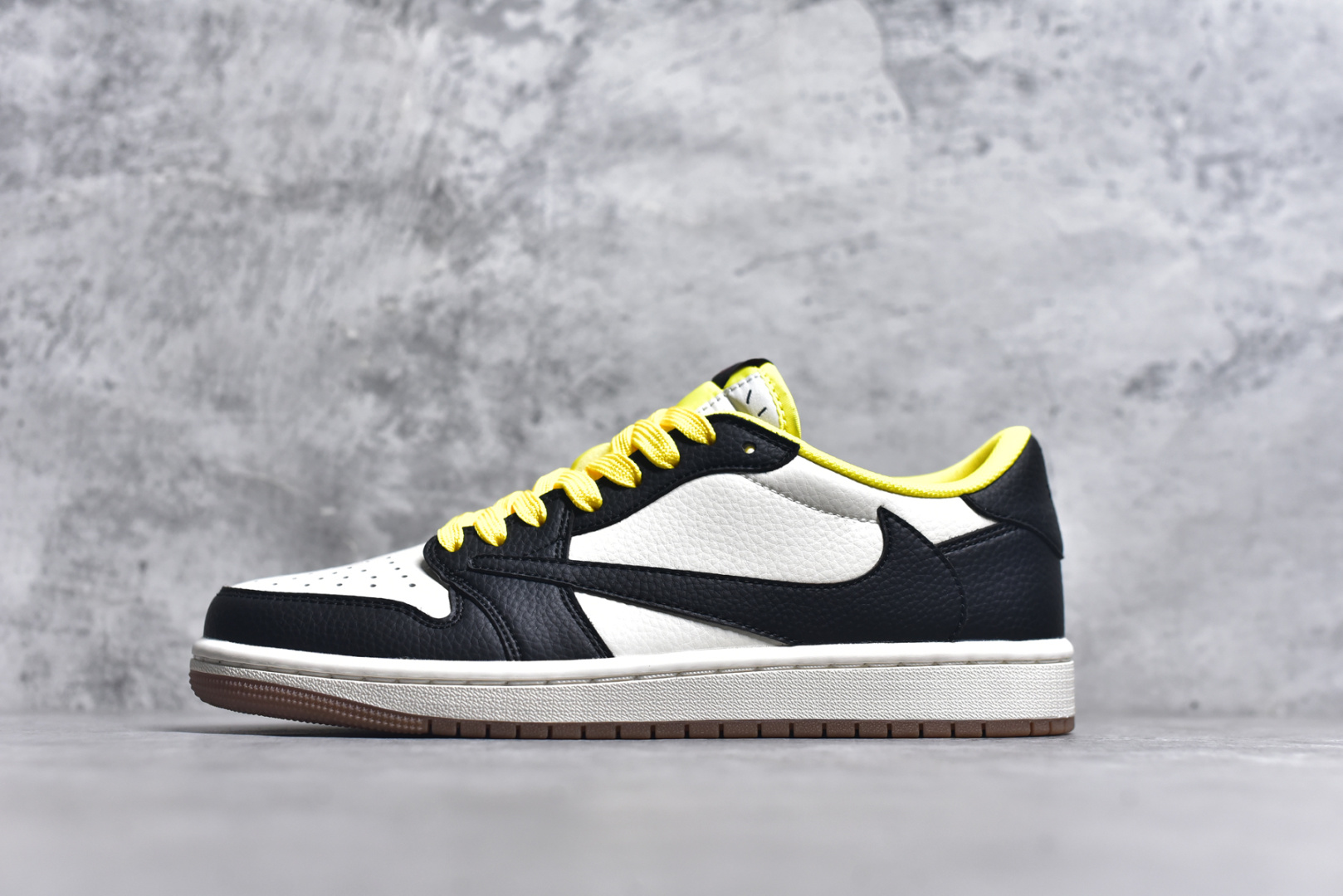 ▪🐼权威实拍💯#SJ37860
新货🚀#Travis Scott x Fragment Design x Air Jordan 1 Low OG SP AJ1 联名倒勾 低帮文化休闲板鞋 DN6901-093
#多方联名合作融合了Travis Scott 独特的音乐风格，藤原浩个性的设计风格以及Jordan品牌的经典元素 使其成为一双具有独特身份和价值的鞋子 清新而立体的外观加上联名标识更突出了其独特身份 这种配色方案显示出活力和时尚感 在视觉上引人注目  鞋身的质感和细腻的细节处理使其显得高端而格调十足  这款“倒钩”联名是设计与创意完美结合  融合多方的个性风格是一款备受瞩目的潮流鞋款
尺码：36 36.5 37.5 38 38.5 39 40 40.5 41 42 42.5 43 44 44.5 45 9.E5