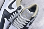 ▪🐼权威实拍💯#SI32310
新货🚀#Air Jordan AJ1 Low 低帮 黑白米黄 553558-153 全新流水线出品 DT版本唯一平替选择 市场第二梯队最强版 全部原鞋开发 原楦原纸板开发 全鞋电脑针车 原厂内置全掌气垫 原盒内在原标 唯一Zp原版鞋带绑法 免检产品 全新2022版型 全头层皮料 完美零毛边处理 原厂配置全掌气垫 价格定位良心 几十个配色陆续出货 实拍调校N版已经零色差零失真 百分百还原实物色彩所见即所得 不存在货不对板色差等低级问题 选购参考实物拍摄 不混卖不参货 只用心做好货严格选品 承诺混一赔十 SIZE：36 36.5 37.5 38 38.5 39 40 40.5 41 42 42.5 43 44 44.5 45 46 - Image 9