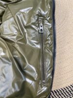 蒙口 moncler 🌟
大标马甲两色合拍图 Moner盟可睐 早秋新品 Lipsi男士羽绒马甲，演绎Moner经典设计，是换季衣橱的必需单品。采用轻盈的功能性lon laque面料制成，撞色衬里尽显活力。
款号：大标马甲

尺码：12345
颜色：米白 黑色 - Image 10
