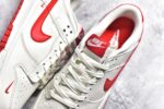 #NK SB Dunk Low Supreme联名 米白红勾 周年高端定制 低帮休闲板鞋 KK1688-031
#定制鞋盒 大厂纯原品质出货 超高清洁度 皮料切割干净无任何毛边 细节完美 
尺码：36 36.5 37.5 38 38.5 39 40 40.5 41 42 42.5 43 44 44.5 45 - Image 9