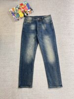 【Armani Jeans | Classic Denim, Embossed with Luxury DNA】 When streetwear meets haute couture, a pair of jeans can become a badge of status.
Deconstructing the language of denim with centuries-old craftsmanship, we infuse every inch of fabric with a modern attitude and luxurious details, making everyday wear a silent declaration of taste.
✨ A pair of jeans is an attitude, and even more so, a legacy.
It's not just a wardrobe essential, but also an interpretation of the brand's spirit—
"From suitcases to jeans, we have always defined the boundaries of luxury with the ultimate craftsmanship."
Sizes: 28-42