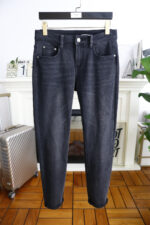 【Gucci Jeans | Classic Denim, Engraved with Luxury DNA】 When street style meets haute couture, a pair of jeans can become a badge of status.
Deconstructing the language of denim with centuries-old craftsmanship, we infuse every inch of fabric with a modern attitude and luxurious details, making everyday wear a silent declaration of taste.
✨ A pair of jeans is an attitude, and even more so, a legacy.
It's not just a wardrobe essential, but also an interpretation of the brand's spirit—
"From suitcases to jeans, we have always defined the boundaries of luxury with the ultimate craftsmanship."
Sizes: 28-42