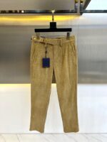 The latest men's casual corduroy trousers from 1V Vuitton and SS for autumn and winter, featuring classic slanted pockets and a small straight cut silhouette, are a must-have item for fashionable men's wardrobes! Men's business and leisure versatile and simple style! Fashionable, simple and versatile pants, regardless of body shape or age, any man can wear them with a sense of fashion! Customized from the original factory, made of high-end high gram heavy fleece pure cotton fabric, the fabric feels smooth and soft, with a strong sense of drape. It is super comfortable and skin friendly to wear, which is the high-end texture that can only be reflected by the original fabric and craftsmanship! The three-dimensional slim fit cut design is very suitable for Asian body shapes to wear. It is a pair of pants with a very high-end appearance, definitely a pair of pants that looks explosive, perfect for both business and leisure! 28-38 (without 35, 37)
