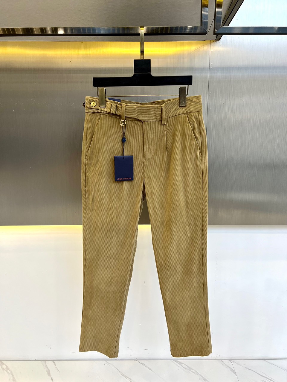 The latest men's casual corduroy trousers from 1V Vuitton and SS for autumn and winter, featuring classic slanted pockets and a small straight cut silhouette, are a must-have item for fashionable men's wardrobes! Men's business and leisure versatile and simple style! Fashionable, simple and versatile pants, regardless of body shape or age, any man can wear them with a sense of fashion! Customized from the original factory, made of high-end high gram heavy fleece pure cotton fabric, the fabric feels smooth and soft, with a strong sense of drape. It is super comfortable and skin friendly to wear, which is the high-end texture that can only be reflected by the original fabric and craftsmanship! The three-dimensional slim fit cut design is very suitable for Asian body shapes to wear. It is a pair of pants with a very high-end appearance, definitely a pair of pants that looks explosive, perfect for both business and leisure! 28-38 (without 35, 37)