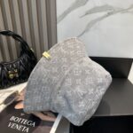 LV路易威登官网同步高版本 新款牛仔渔夫帽
火爆技术升级，洗水牛仔风街头风十足
更符合现在时尚小哥哥小姐姐的style，机场街拍超飒！ - Image 8