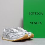 𝐁𝐨𝐭𝐭𝐞𝐠𝐚 𝐕𝐞𝐧𝐞𝐭𝐚 葆蝶家23/秋冬秀款BV运动鞋 王一博 同款 情侣款休闲鞋老爹鞋！Runner运动鞋！原版购入开发！ 采用原版轻质科技网布面料，原版一致！工艺复杂！搭配几何图案设计橡胶外底 王炸系列 高版本实际增高很多哦，还是一样显腿细 非常nice。耐玩耐造，对标对版套包鞋工艺 认准高版本 大底原版独家开模，选用拼色TPU大底，材质重量原版一致！ Size：女码35-39 男码39-44M - Image 2