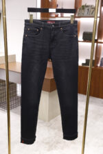 【Gucci Jeans | Classic Denim, Engraved with Luxury DNA】 When street style meets haute couture, a pair of jeans can become a badge of status.
Deconstructing the language of denim with centuries-old craftsmanship, we infuse every inch of fabric with a modern attitude and luxurious details, making everyday wear a silent declaration of taste.
✨ A pair of jeans is an attitude, and even more so, a legacy.
It's not just a wardrobe essential, but also an interpretation of the brand's spirit—
"From suitcases to jeans, we have always defined the boundaries of luxury with the ultimate craftsmanship."
Sizes: 28-42 - Image 2