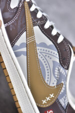 ▪细节鉴定
Travis Scott x Fragment Design x Air Jordan 1 Low OG SP AJ1 Supreme联名 棕色涂鸦 低帮文化休闲板鞋 - Image 3