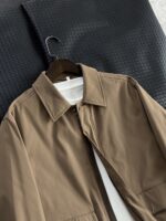 🆕- This collared cotton jacket takes business and casual wear to a new levelDo you want a jacket that can handle various occasions with ease? This lapel jacket perfectly balances the needs of business and leisure with a sharp cut and exquisite details. The 100% polyester twill fabric gives this jacket just the right amount of elasticity and stiffness, without being as restrained as traditional suit jackets, while maintaining a sleek silhouette. The 60g insulation cotton filled inside provides enough warmth even in late autumn and early winter weather, without appearing bulky at all.The most attractive feature of this jacket is its seemingly low-key yet intricate detail design. The classic lapel design continues the usual elegant genes, while the hidden size 5 metal zipper paired with a double four fold placket ensures both convenience in wearing and maintains a simple and smooth appearance. The electroplated gun colored zipper head seamlessly blends with the overall color tone, making it almost imperceptible from a distance. This attention to detail is the essence of luxury brands.The functionality is equally surprising. The dual pocket design on the front side - a combination of vertical digging and lateral opening pockets, meets the storage needs of different items. The widened edge of the bag cover is embedded with environmentally friendly microfiber leather of the same color scheme, which not only enhances durability but also inadvertently exudes a sense of luxury. The leather inlay at the bottom of the placket echoes the bag cover, showcasing the designer's insistence on overall aesthetics.The slightly wide silhouette is very friendly to all body types, and there is no sense of restraint during activities. The two-piece back design not only allows for more freedom of movement, but also cleverly incorporates the 232 highway emblem, becoming the most unique identity symbol of the entire jacket. The solid color lining inside is skin friendly and comfortable, making it particularly smooth to put on and take off.Brown tones are warm and elegant, suitable for creating intellectual images; Classic black is timeless and a safe choice for business occasions. Both colors are versatile enough to easily handle anything from formal meetings to weekend dates. The most important thing is that this jacket requires almost no special care, and the properties of the polyester fiber fabric keep it stiff and stylish at all times.This work interprets the essence of modern business casual wear - maintaining a professional image while also considering daily comfort. The hidden zippers, inlaid leather details, and unique back design silently enhance the wearing experience. It is not the kind of item that highlights its value through a striking logo, but rather impresses those who truly understand the industry with its practicality and exquisite craftsmanship.Color: Brown, Black174-140 upper body size LSize: M-XXXL (48-56)Style number: FXHM8601Size M Chest circumference 116 Shoulder width 48.4 Sleeve length 60 Clothing length 66Size L Chest circumference 120 Shoulder width 49.6 Sleeve length 61.5 Clothing length 67.5XL Chest Size 124 Shoulder Width 50.8 Sleeve Length 63 Clothing Length 69XXL chest circumference 128 shoulder width 52 sleeve length 63.5 clothing length 70XXXL bust circumference 132 shoulder width 53.2 sleeve length 64 garment length 71 - Image 4