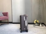 GF4343FB
全新 Horizon 拉杆箱以个性创意革新路易威登的传奇经典，为标志性 Monogram 帆布点缀旅行贴饰，追溯品牌传统行李箱的设计风尚。皮革边角保护和超大外置拉杆丰富智慧细节，打造优雅且实用的旅行伴侣。
详细特征
35.0 x 23×55cm
（长×宽×高）
·Monogram 帆布
.牛皮饰边
.织物内衬
.银色金属件
.拉链开合，配有挂锁
.路易威登标识
.内层平整
.弹性饰带
.口袋分层
.皮革边角
.大号外置拉杆
.4 个紧凑型滑轮
.机舱行李尺寸 - Image 4