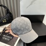 LV路易威登官网同步高版本 新款牛仔棒球帽🧢
火爆技术升级，洗水牛仔风街头风十足
更符合现在时尚小哥哥小姐姐的style，机场街拍超飒！ - Image 8