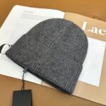Fendi FENDI Knitted Hat 😘 😱 Simple and elegant 👍  The tight knitting method is very thick, soft and comfortable 🙈 Warm and stylish ❤️ can't bear to put it down 👍 Dear, hurry up and get it 👍😘 Same gender design! - Image 3