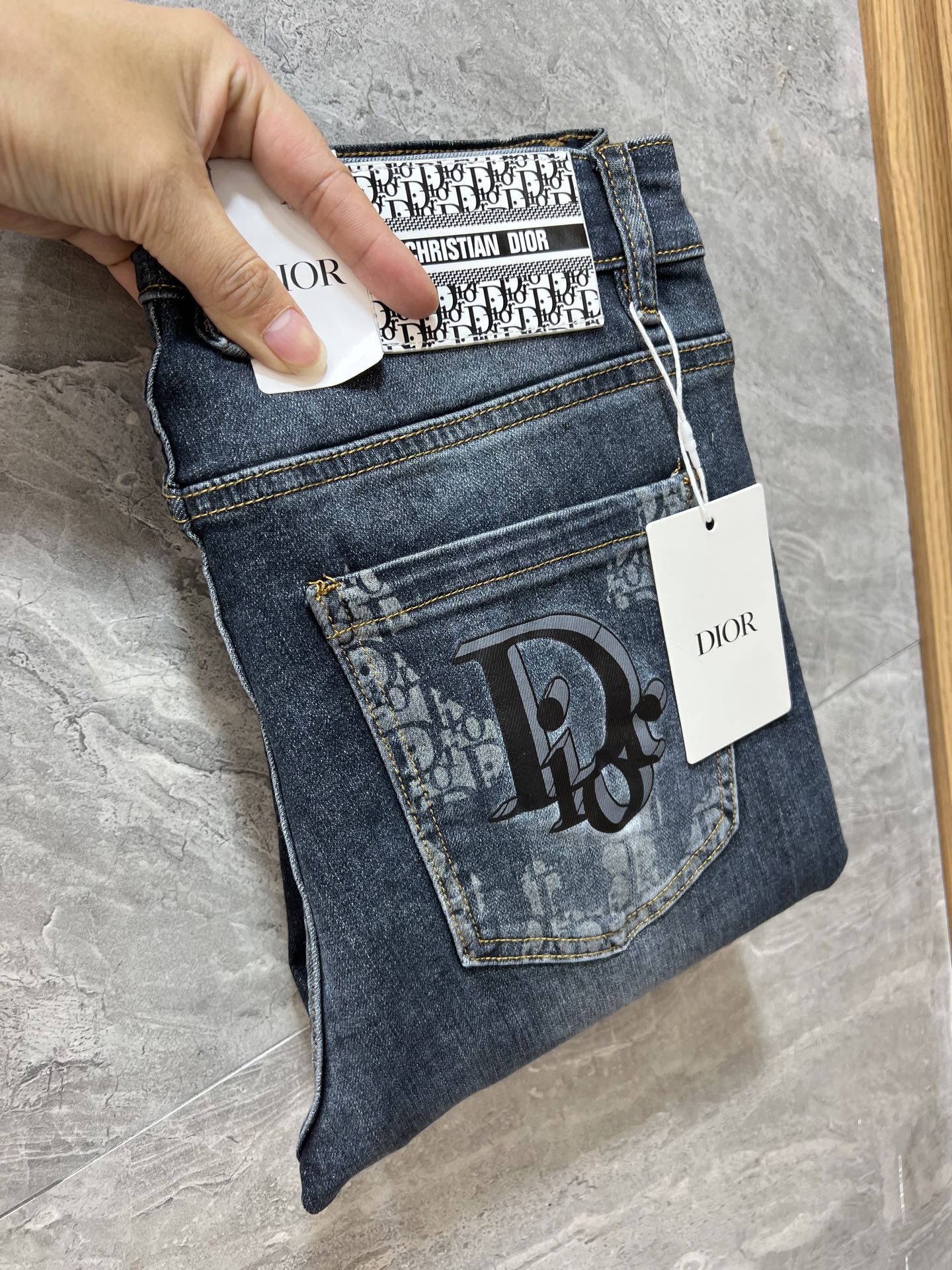 [Dior Jeans | Classic Denim, Embossed with Luxury DNA] When streetwear meets haute couture, a pair of jeans can become a badge of status.
Deconstructing the language of denim with centuries-old craftsmanship, Dior infuses every inch of fabric with a modern attitude and luxurious details, making everyday wear a silent declaration of taste.
✨ A pair of jeans is an attitude, and a legacy.
It's not just a wardrobe essential, but also an interpretation of the brand's spirit—
"From suitcases to jeans, we have always defined the boundaries of luxury with the ultimate craftsmanship."
Sizes: 28-42