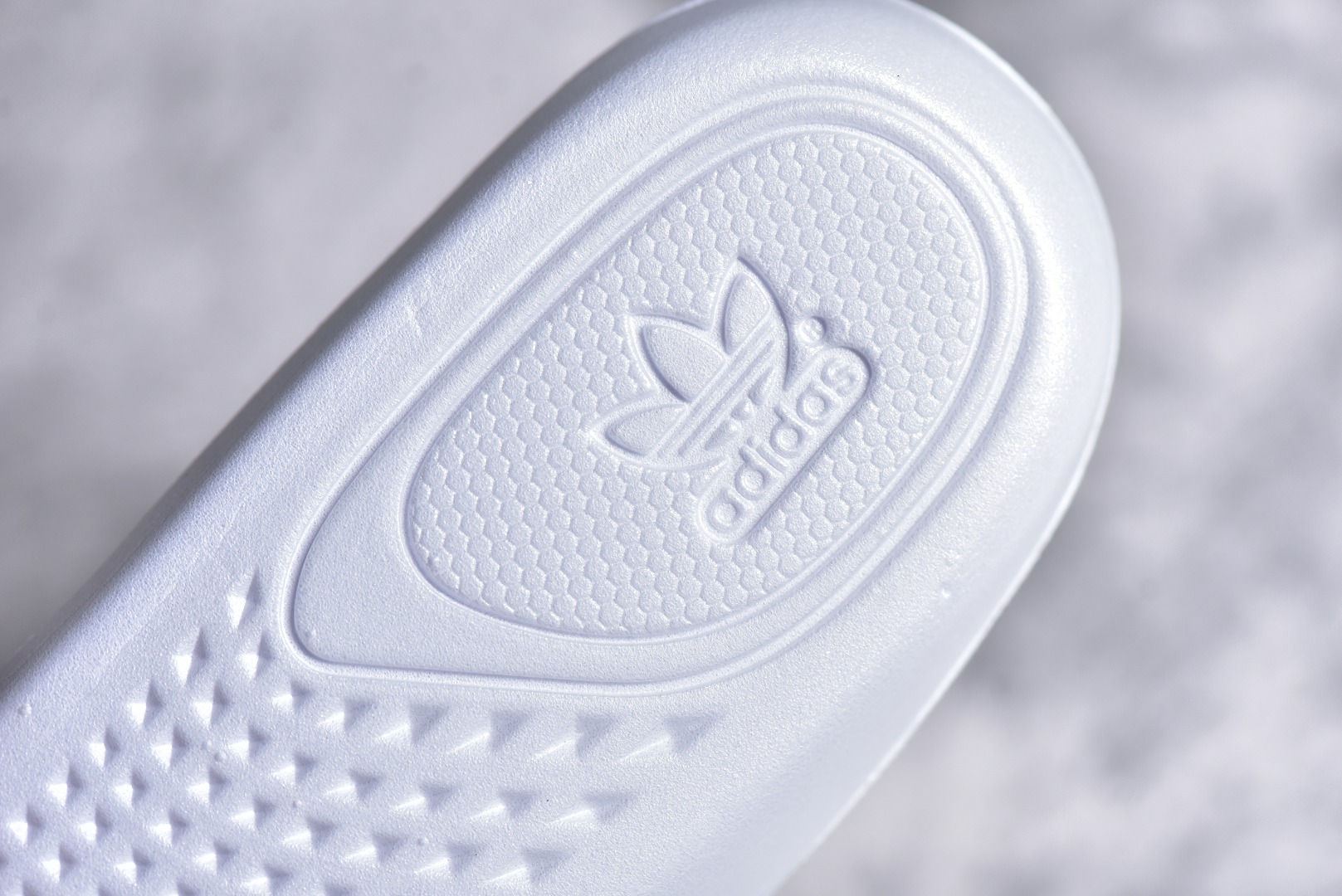 ▪️细节鉴定
满天星 新批次 Yeezy 350V2 原鞋开模完美打造