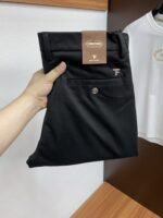 TF's new casual trousers from the 25th year have a clean and sleek cut, exuding a strong urban style. They are made of finely woven fabric that feels soft, sticky, and dry, giving them a crisp and stylish upper effect. Exquisite hardware, very attractive for business and leisure. With so many top-notch materials, it creates a high-end product with unparalleled value, which is the first choice for high-end trendy and fashionable peopleSize: 29-40