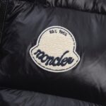 2025秋冬新款🆕羽绒服顶级代购版本羽绒马甲⬆️Moncler Lipsi羽绒马甲.撞色拼接设计.填充超级饱满.

Lipsi男士羽绒马甲采用亮面nylon laqué面料制成，适合换季穿着，带来温暖呵护。

Lipsi短款羽绒马甲演绎Moncler经典设计，是换季衣橱的必需单品。采用轻盈的功能性nylon laqué面料制成，撞色衬里尽显活力。
详情
•采用轻盈nylon laqué面料制成
•轻盈nylon laqué衬里
•填充羽绒
•立领
•拉链开合
•拉链口袋
•雪尼尔标识贴片
Size：1-5 黑色/象牙白 情侣款 - Image 6