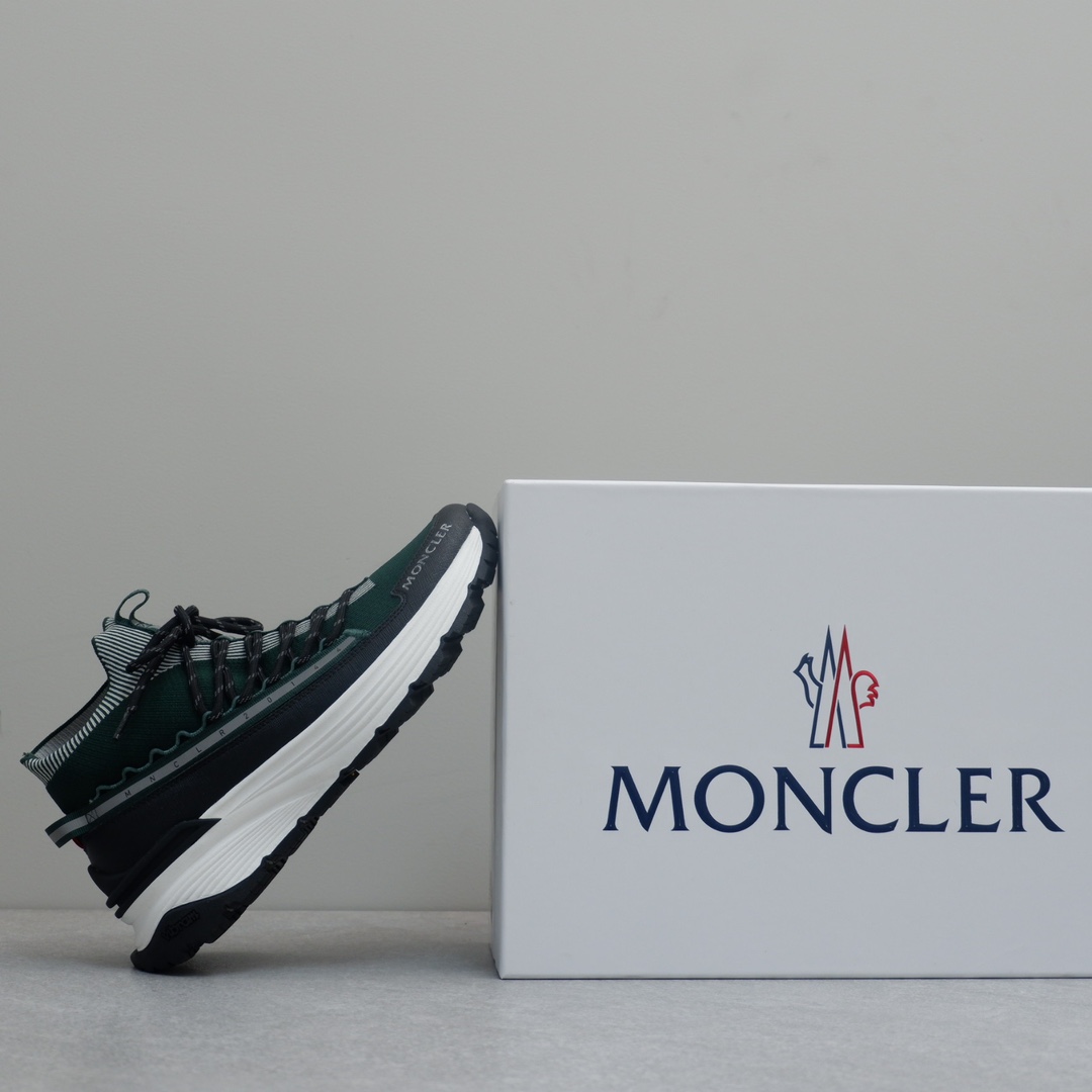 Moncler男士 Monte Runner 防水针织运动鞋
  该系列运动鞋延续了品牌的山地基因，透气防水，耐磨实穿，设计橡胶复合鞋底 适用于任何地形，具有耐久性和出色抓地力，增强缓冲和回弹力 搭配TPU尾翼，
  无论是都市漫游还是各类山地户外运动，都能轻松驾驭，潮酷个性叉充满科技感的外观，喜Gorpcore户外机能风的千万不能错过户外跑步都市漫步设计
Size:38-45