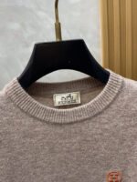Hermes 2025ss Autumn/Winter New Product Fashionable and Casual Bottom Single Wear Round Neck Business and Leisure Basic High end Knitted 100% Pure Wool Sweater Comfortable and Warm! anti-pilling 👍🏼 Non irritating to the skin, suitable for close fitting, luxurious classic element design! There isn't much complicated craftsmanship involved, just the fusion of design and material. Simple European style autumn and winter essential counter size: M-3XL - Image 3