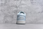 ▪🐼权威实拍💯#A
新货🚀#Air Jordan AJ1 Low 低帮白浅蓝 HJ5999-400 全新流水线出品 DT版本唯一平替选择 市场第二梯队最强版 全部原鞋开发 原楦原纸板开发 全鞋电脑针车 原厂内置全掌气垫 原盒内在原标 唯一Zp原版鞋带绑法 免检产品 全新2022版型 全头层皮料 完美零毛边处理 原厂配置全掌气垫 价格定位良心 几十个配色陆续出货 SIZE：36 36.5 37.5 38 38.5 39 40 40.5 41 42 42.5 43 44 44.5 45 46 - Image 5