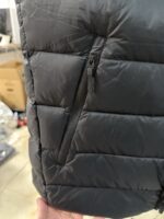 🉐 Arcteryx始祖鸟 Cerium Vest 纯色刺绣Logo字母 羽绒马甲 黑色

内里不是羽绒直接白送！
填充RDS认证850蓬欧洲白鹅绒，暖重比卓越，搭配易潮湿部位的Coreloft™合成 insulation，干冷湿冷环境均能持续保暖。 外层采用15D再生抗撕裂尼龙，整体轻盈可压缩，收纳后小于葡萄柚，随带随用。纯色基底搭配立体刺绣Logo，针脚工整清晰，品牌辨识度高。立体剪裁设计无活动束缚，可作为户外中层保暖件，也能当城市通勤叠穿单品，适配春秋冬三季穿搭需求。配备YKK防水拉链、可调抽绳下摆。

现货尺码：M、L、XL、XXL 。（可穿100-200斤 报身高体重安排合适尺码） - Image 11