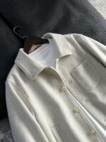 🆕- This woolen coat brings out the classic style with contemporary poetryWhen 72.1% sheep wool meets 27.9% polyester fiber, it weaves not only fabric, but also gentle armor that can withstand the test of time. The fleece surface has a fine luster, like a beach smoothed by the sea breeze. The light sand color will give off a warm luster like oatmeal Congee in the sun, and it will show the calm texture of gypsum sculpture in cloudy days.The arrangement of six buttons hides a thought-provoking rhythm - the four large buttons on the collar sound like piano accents, and the two small buttons on the hem sound like a light finish. This staggered design gives the placket a sense of rhythm amidst its regularity. The curve of the lapel is cut perfectly, which not only fits the collar shape of the shirt perfectly, but also outlines a graceful line when lifted in the wind.The round bottom patch pocket on the left chest is exquisitely crafted, with a curved bottom that makes the intervention posture more ergonomic. The slanted pockets on both sides have enough capacity to store hands, and the natural warmth of wool keeps fingertips warm even in cold winds. The most wonderful feature is the asymmetrical design of the cuffs - the outer knitted thread is windproof and warm, while the inner fabric continues the overall texture. The splicing details exposed when lifting the hand add a touch of fun.The one-piece cut on the back fully showcases the drape of the woolen fabric, and the hem forms smooth waves as you walk. The wine red lining inside is like a secret hidden in a suit, and the bright colors that catch a glimpse every time you take off are a small sense of ceremony unique to the wearer. The dual pocket design added to the side is both practical and considerate, allowing the phone and key to be placed separately without colliding with each other in the pocket.This jacket embodies the contemporary language of classic items, featuring a sturdy frame supported by polyester fibers, a soft and comfortable fit with plush wool, and asymmetrical cuffs for attention to detail. When others are still struggling with matching, this light sand colored jacket has already become the most sensible member in the wardrobe, easy to handle whether paired with jeans or trousers. In today's fast-paced fashion world, a wool jacket that can accompany you for many years but becomes even more flavorful is the true wardrobe cornerstone worth investing in.Color: Light Sand174-140 upper body size LSize: M-XXXL (48-56)Item number: FXHK8621M size bust circumference 114 shoulder width 47.8 sleeve length 60 garment length 62.5L size bust circumference 118 shoulder width 49 sleeve length 61.5 clothing length 64XL chest circumference 122 shoulder width 50.2 sleeve length 63 garment length 65.5XXL bust circumference 126 shoulder width 51.4 sleeve length 63.5 garment length 66.5XXXL bust circumference 130 shoulder width 52.6 sleeve length 64 garment length 67.5 - Image 4