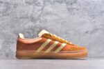 ▪panan权威实拍💯#AD30200
新货🚀#坏痞兔Bad Bunny x AD Gazelle Indoor Trainers "Benito"羚羊内训系统低帮复古百搭休闲运动德训风板鞋“棕色变形鞋头” JS5050

鞋款整体选择了简约的黑白皮革搭配浅灰色长绒麂皮材质，最后以半透明生胶大底收尾，质感在线。不同于以往联名的调色盘操作，Bad Bunny对Gazelle indoor进行了加宽加厚处理，以及鞋头变形的设计，带来全新的歪头面包鞋型Gazelle。此外，鞋款标签直接呈现在后跟处，鞋侧adidas标识下方还加入了"benito"字样，辨识度拉满。
尺码：35 36 36⅔ 37⅓ 38 38⅔ 39⅓ 40 40⅔ 41⅓ 42 42⅔ 43⅓ 44 44⅔ 45 - Image 3