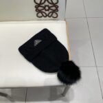 🧢普拉达💰RADA👒 秋冬新款配狐狸毛球专柜针织毛线帽，超火爆💖质感一流，出街超好搭配！减龄神器 - Image 8