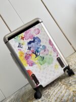 GF4343FB
独家实拍 水墨白拉杆箱】全新 Horizon 拉杆箱以个性创意革新路易威登的传奇经典，为标志性 Monogram 帆布点缀旅行贴饰，追溯品牌传统行李箱的设计风尚。皮革边角保护和超大外置拉杆丰富智慧细节，打造优雅且实用的旅行伴侣。详细特征35.0 x 23×53cm（长×宽×高）人工测量1-2cm误差 
【温馨提示❤️此款无包装/不支持退换】 - Image 5